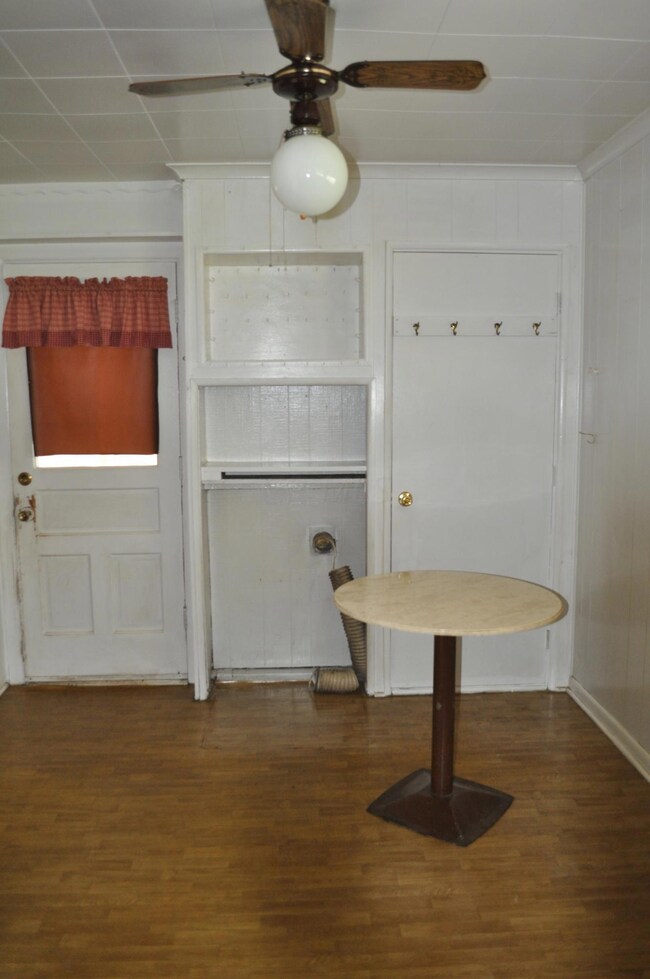 Eat-In Area/Dryer Hook-Up