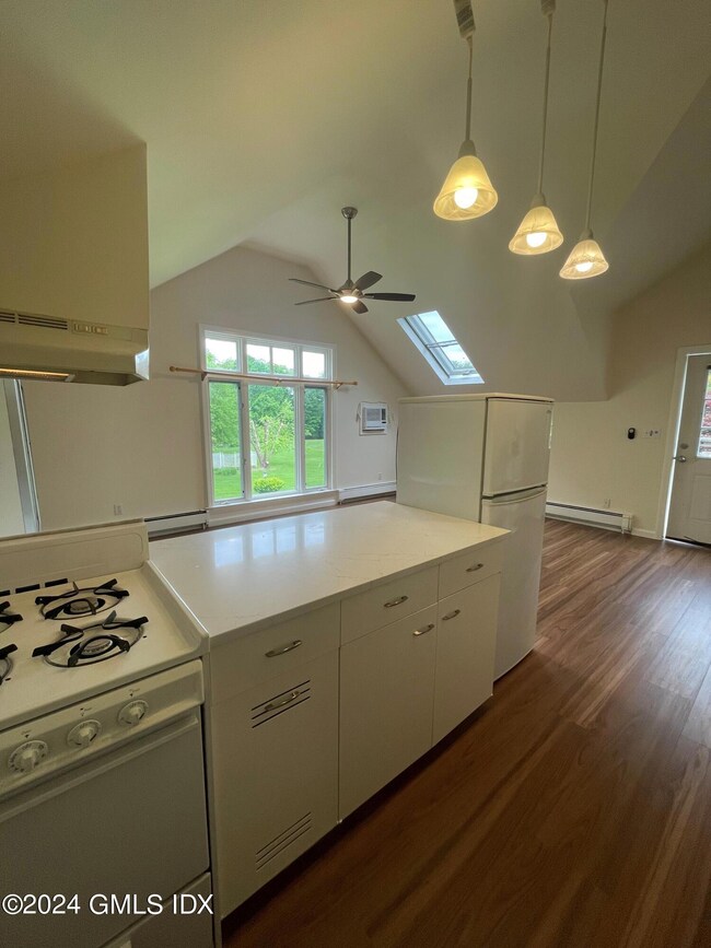 15 Locust Rd unit 2nd Floor, Greenwich, CT 06831 - photo 6