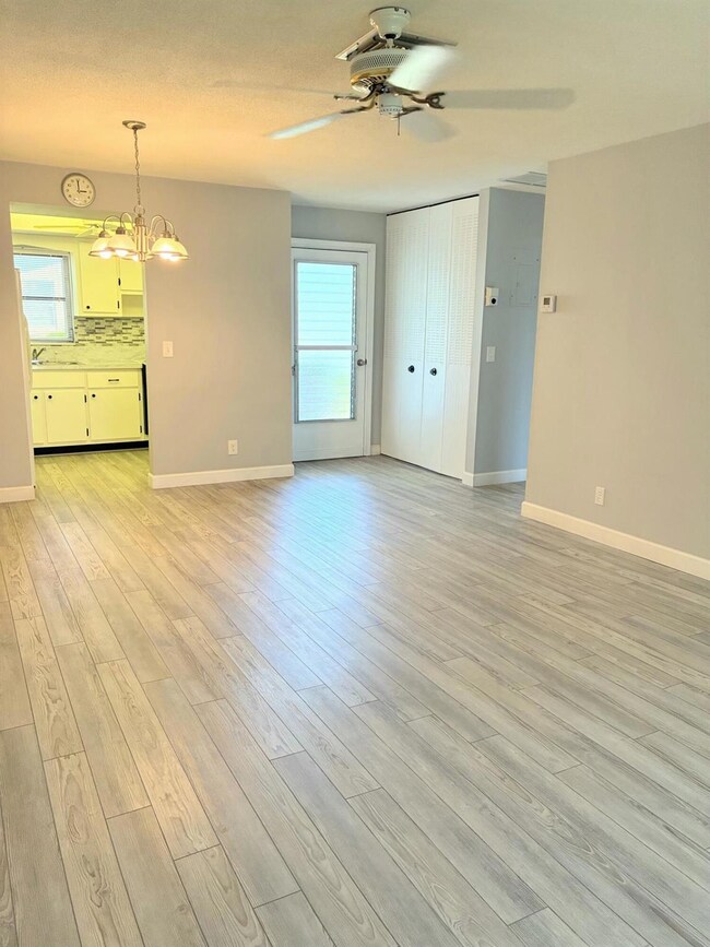 2911 Ashley Dr W unit H, West Palm Beach, FL 33415 - photo 3