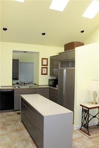 Another photo of the kitchen. Other side of the op