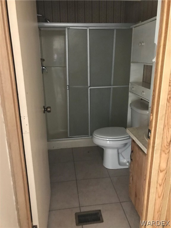 Hall Bathroom W/walk in shower