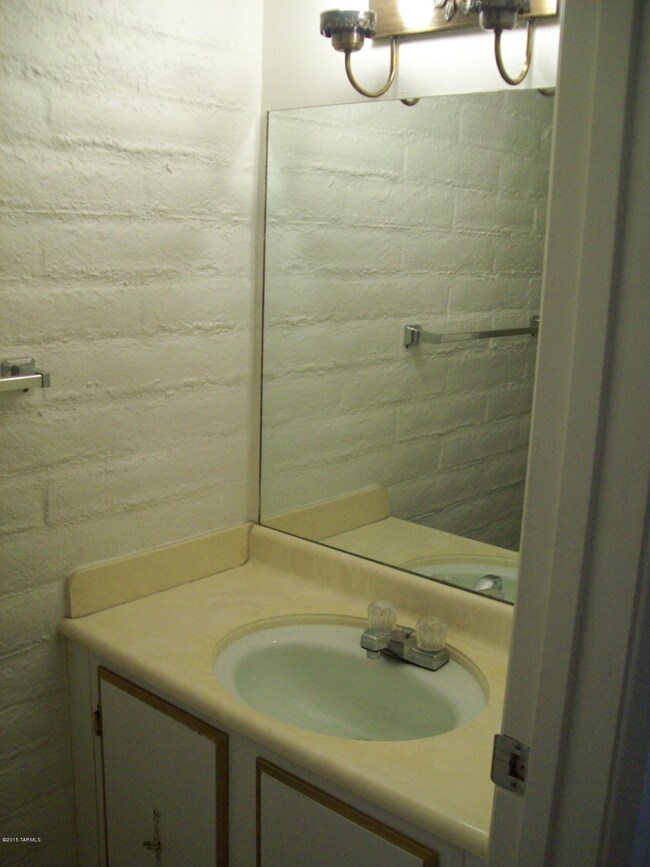 2875 N Tucson Blvd Unit 18 005