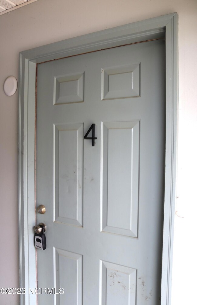 2318 Indian Dr unit B4, Jacksonville, NC 28546 - photo 2