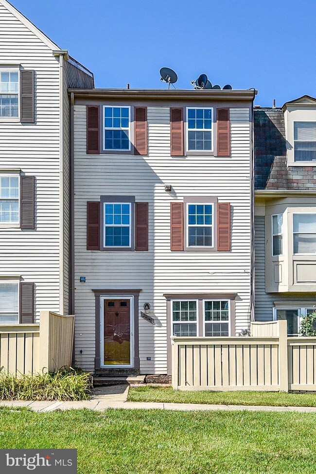 20040 Appledowre Cir, Germantown, MD 20876 - photo 2