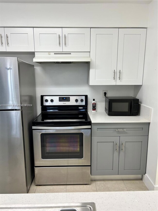 17565 NW 67th Place unit I8, Hialeah, FL 33015 - photo 4