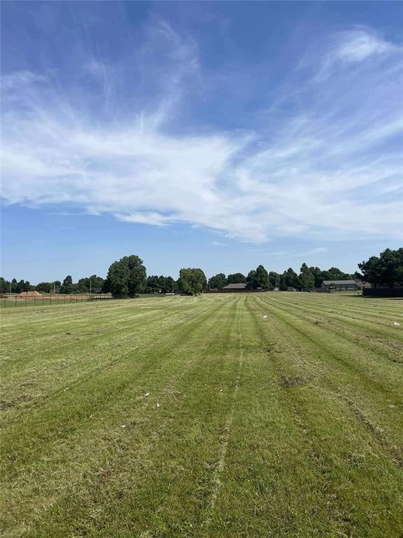 View of grassy yard featuring a rural view
