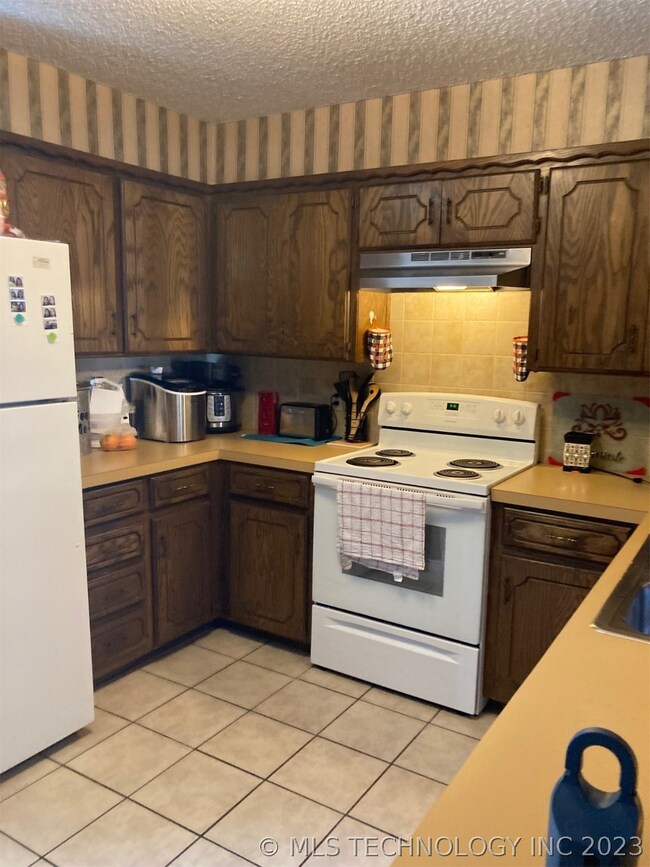 1422 S Stoneridge Manor, Ardmore, OK 73401 - photo 4