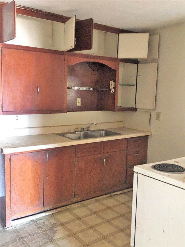 254 S 10th St, Salina, KS 67401 - photo 3