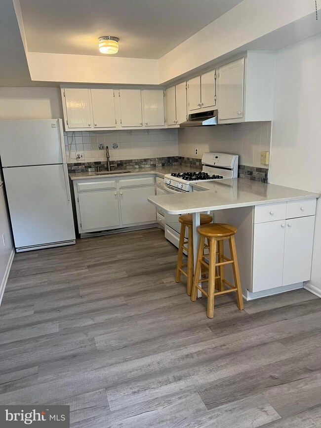 208-J Hampton Crossing, Southampton, PA 18966 - photo 3