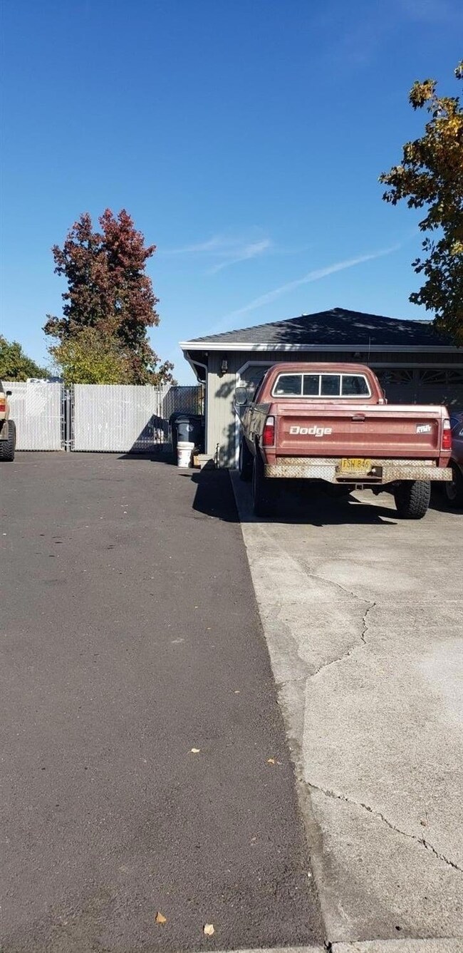 1221 Far West Ave, Central Point, OR 97502 - photo 4