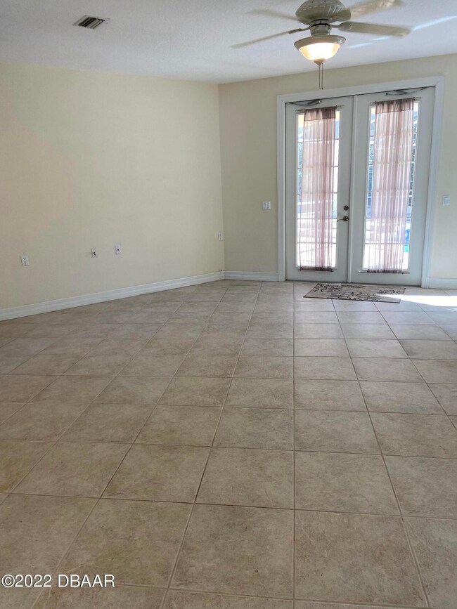 64 Dix main living room
