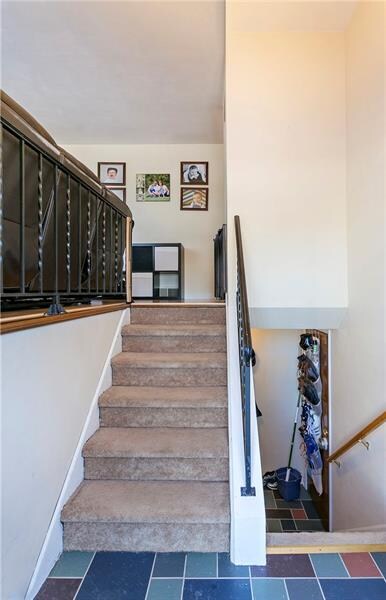 Spacious entry welcomes you and your guests!
