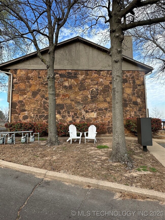 701 Lakeshore Dr unit 16, Eufaula, OK 74432 - photo 3