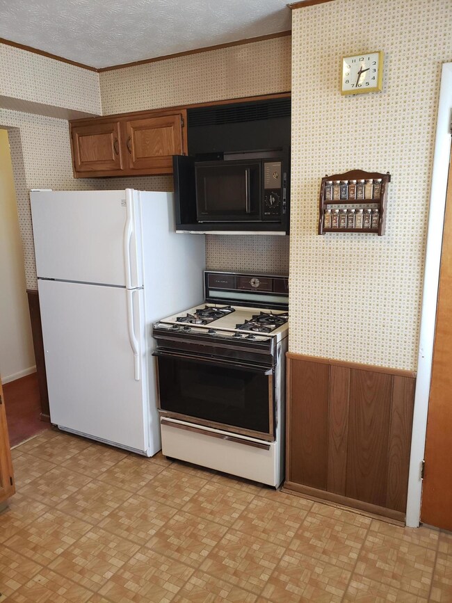 197 S Napoleon Ave, Columbus, OH 43213 - photo 2