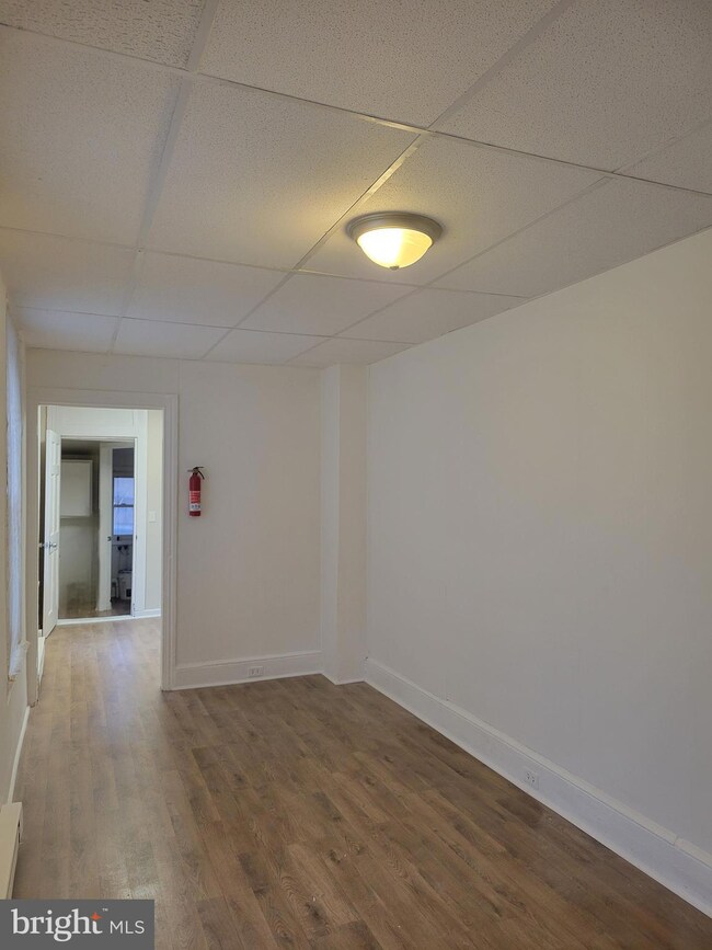 437 Rosenthal St, Reading, PA 19601 - photo 4