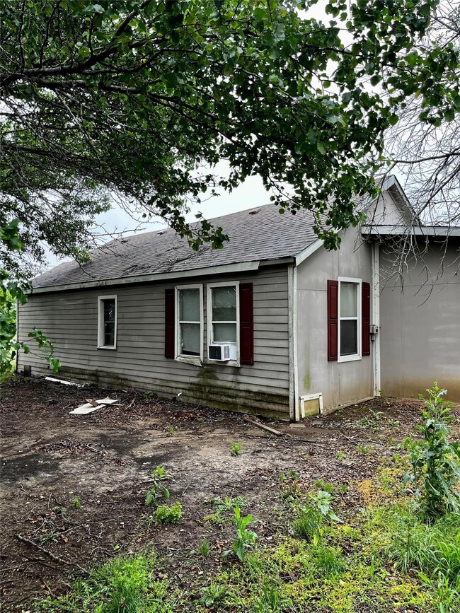 810 E Grand St, Whitewright, TX 75491 - photo 6