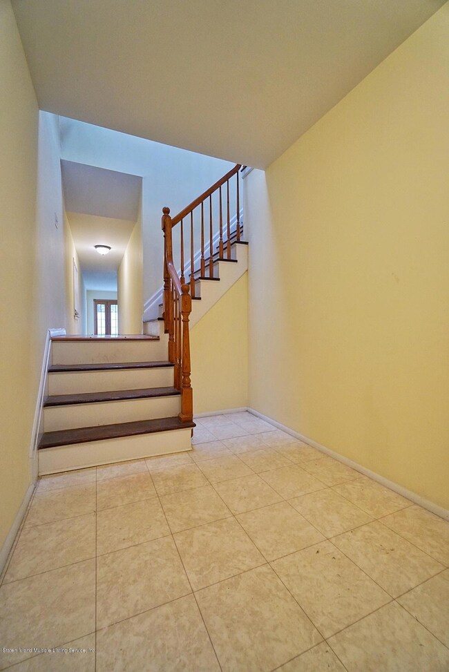 983 Sheldon Ave, Staten Island, NY 10309 - photo 2