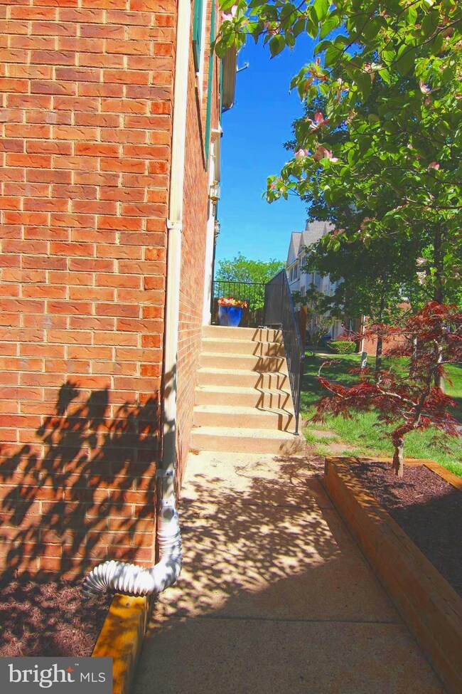 25567 Gwynneth Square, Chantilly, VA 20152 - photo 3