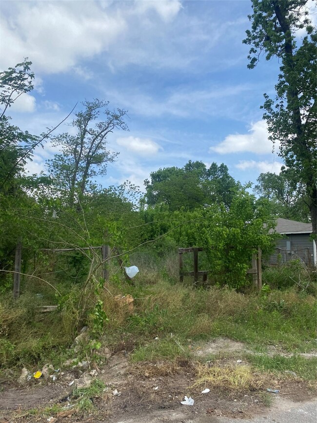 8406 Prairie View Dr, Houston, TX 77088 - photo 2