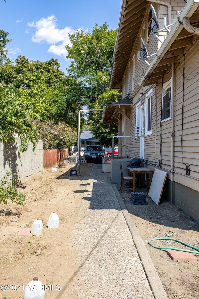 704N2ndSt_02