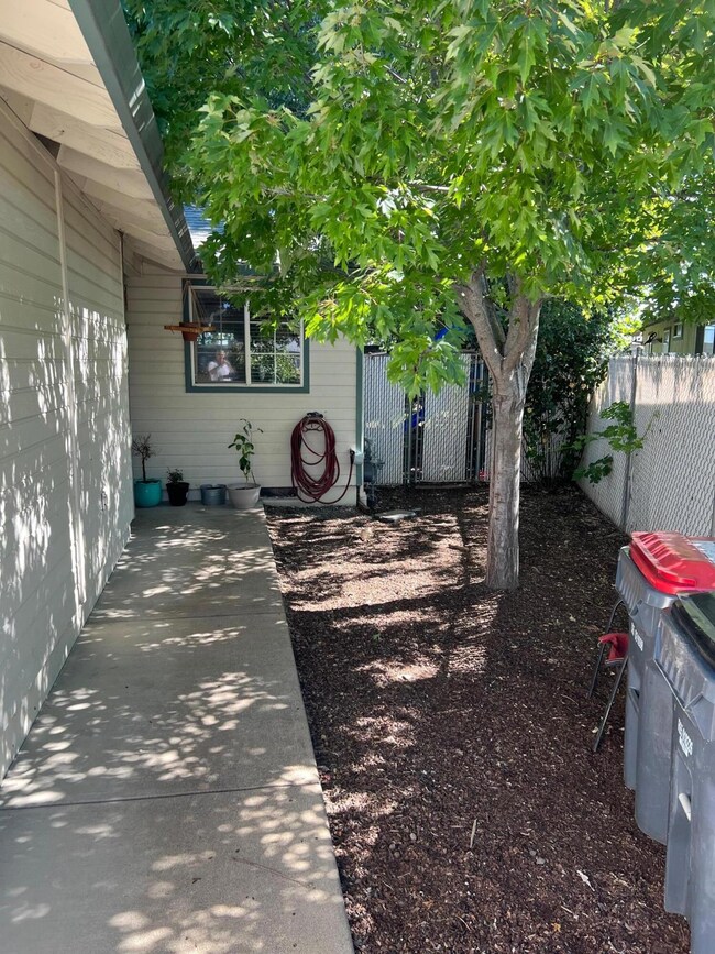 891 Columbine Way, Central Point, OR 97502 - photo 2