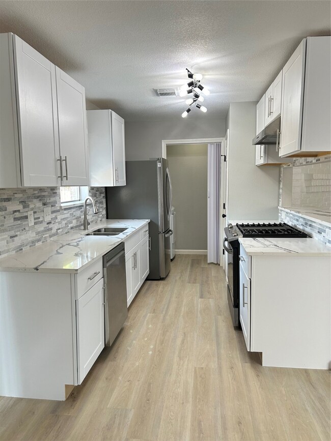 7747 Ashmole Ln, Houston, TX 77088 - photo 5