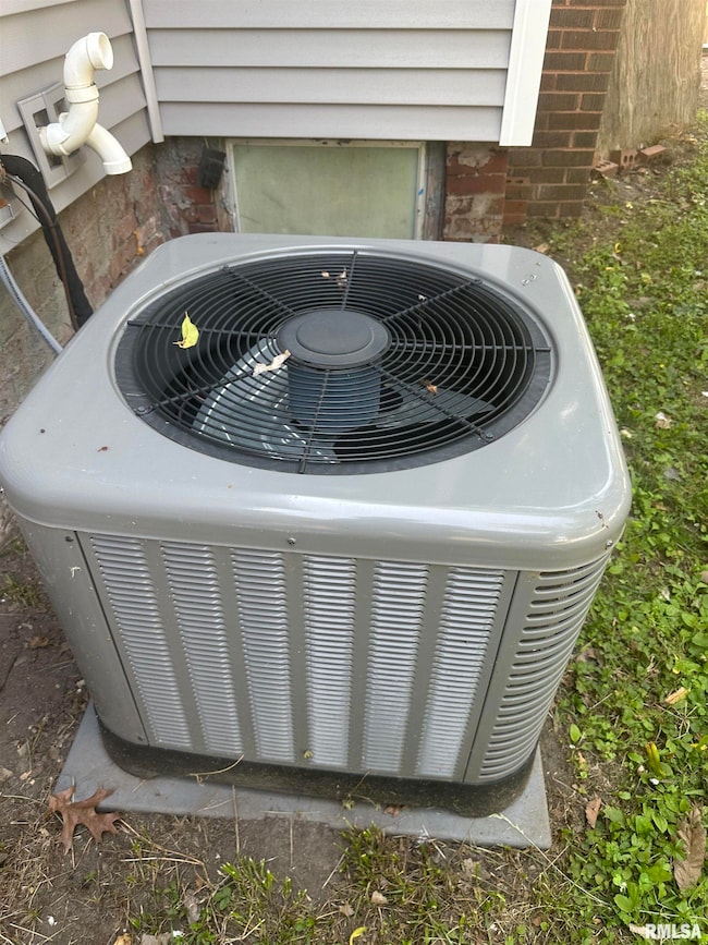 1213 NE Glendale Ave, Peoria, IL 61603 - photo 6