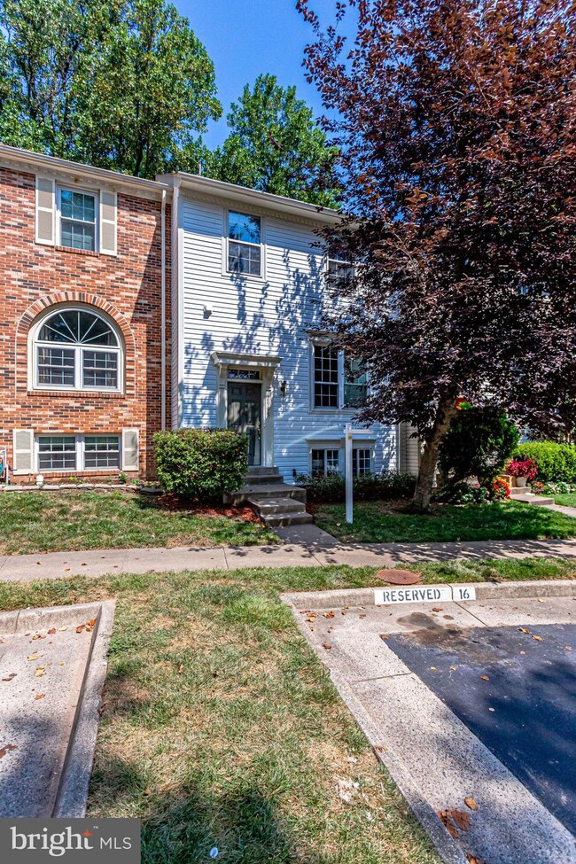 2995 Mission Square Dr, Fairfax, VA 22031 - photo 2