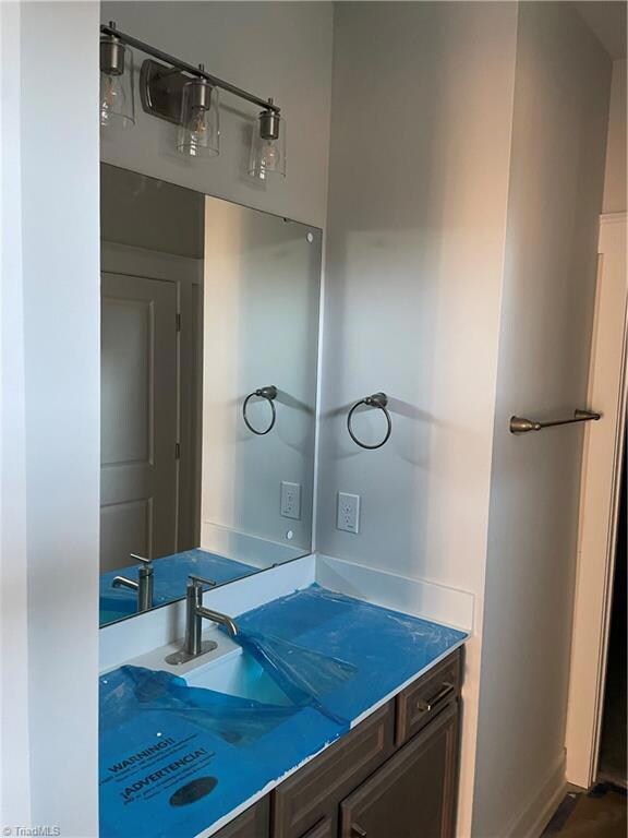 separate dual sinks in primary bath