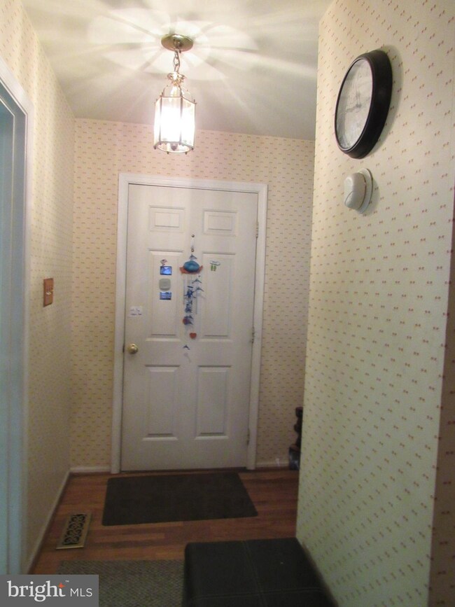 10111 Schoolhouse Woods Ct, Burke, VA 22015 - photo 4