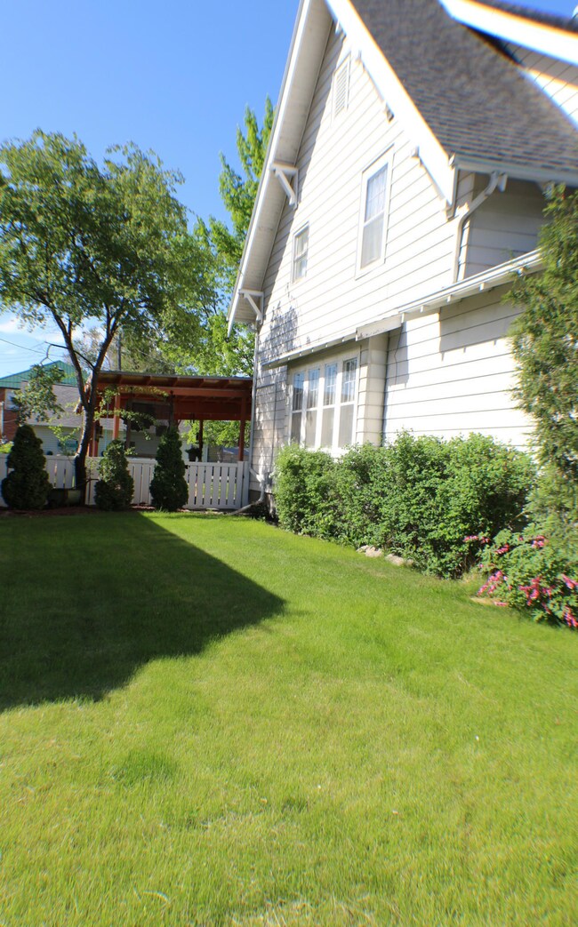 Side yard<|>Public<|>