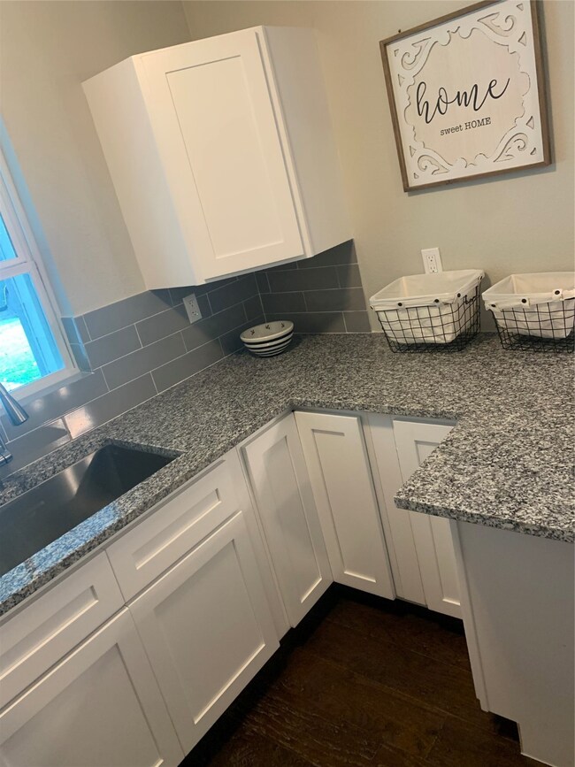 Kitchen with granite counter tops!