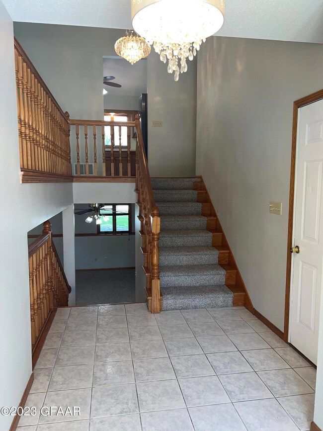 2318 W Fallcreek Ct, Grand Forks, ND 58201 - photo 2