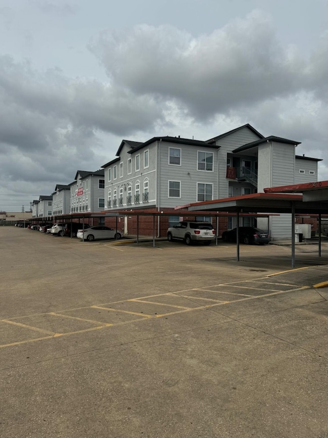 This photo shows a multi-story apartment complex w