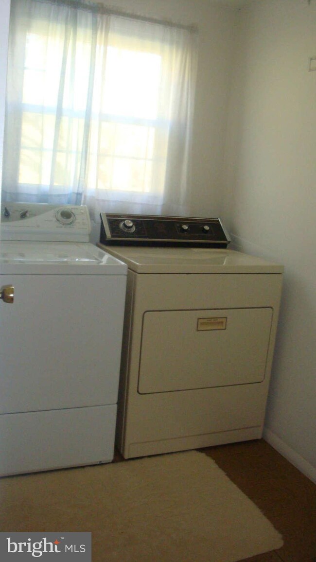 12809 Point Pleasant Dr, Fairfax, VA 22033 - photo 5