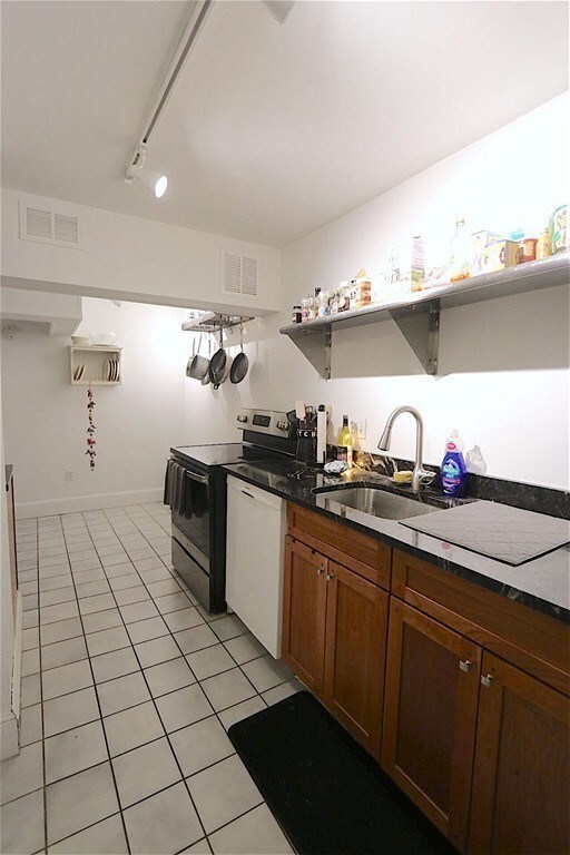 79 Pleasant St unit A, Brookline, MA 02446 - photo 3