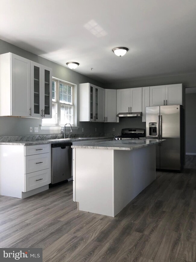 5713 Silk Tree Dr, Riverdale, MD 20737 - photo 4