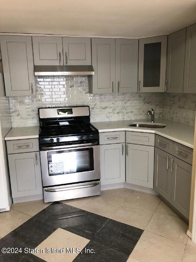 41 Hemlock Ln, Staten Island, NY 10309 - photo 4