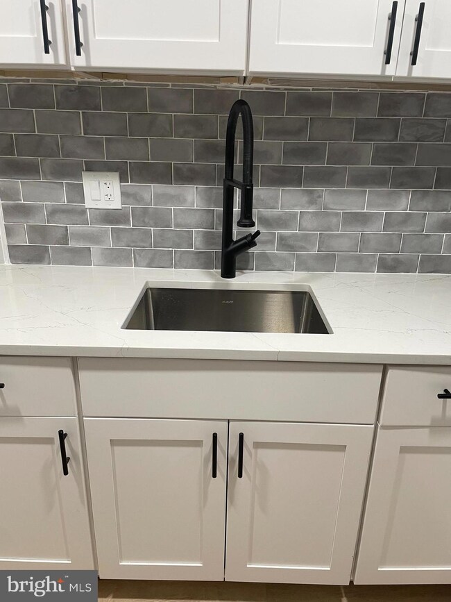 8917 Old Courthouse Rd, Vienna, VA 22182 - photo 3