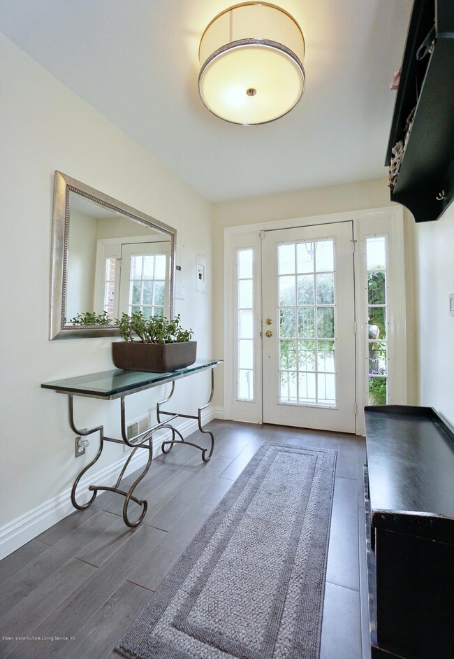 (4) ENTRY FOYER