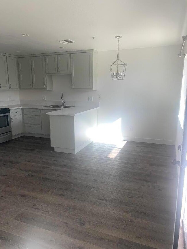 897 Alpha Rd unit B, Turlock, CA 95380 - photo 3