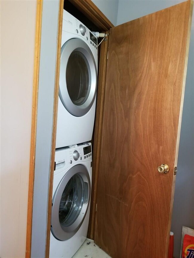 211 E Meadow Ln, Columbus Junction, IA 52738 - photo 7