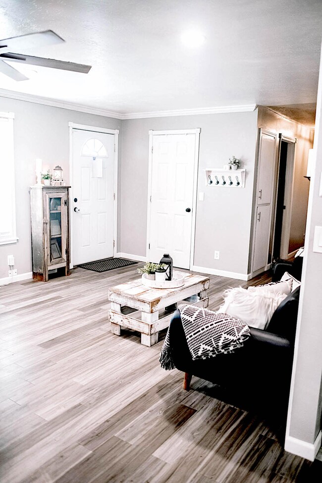 916 SW Spruce St, Grants Pass, OR 97526 - photo 5