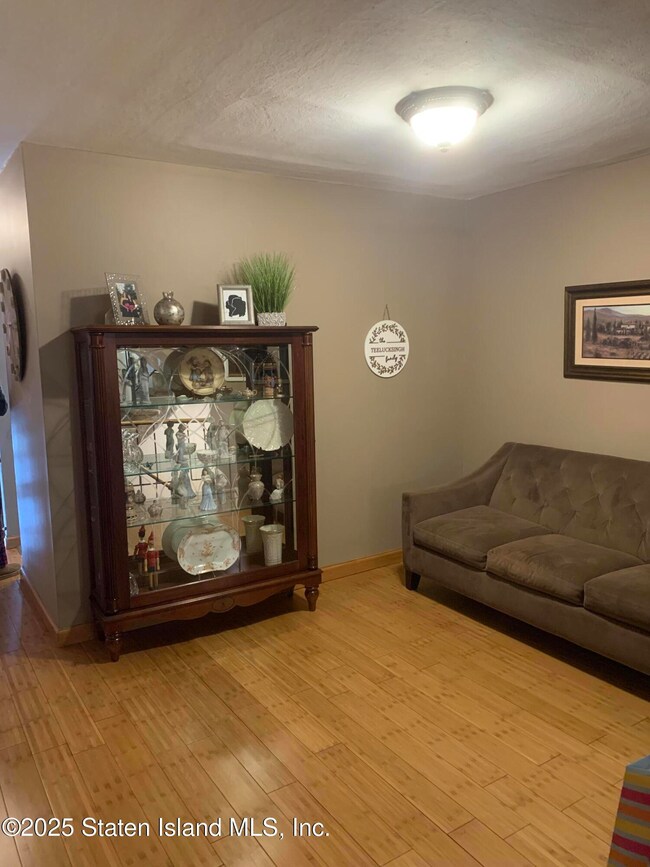 115 Mimosa Ln, Staten Island, NY 10312 - photo 4