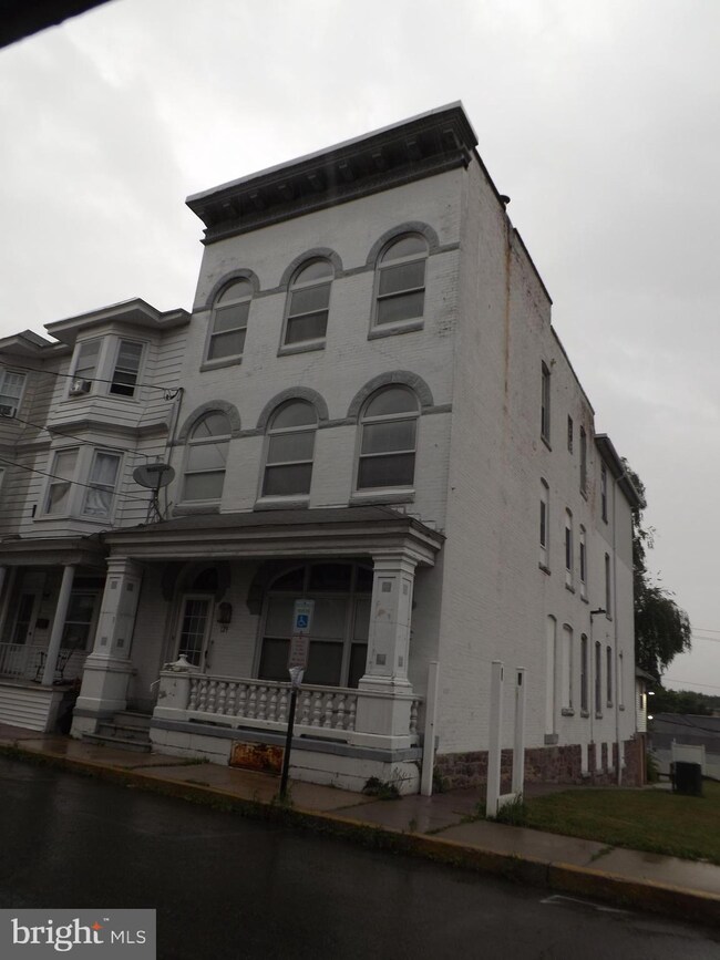 129 S Jardin St, Shenandoah, PA 17976 - photo 2