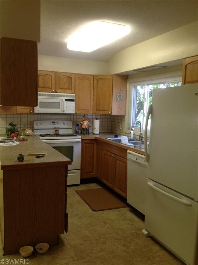 1901 Knapp St NE, Grand Rapids, MI 49505 - photo 4