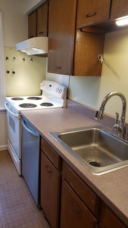 5 Eaton Ct, Amherst, MA 01002 - photo 2