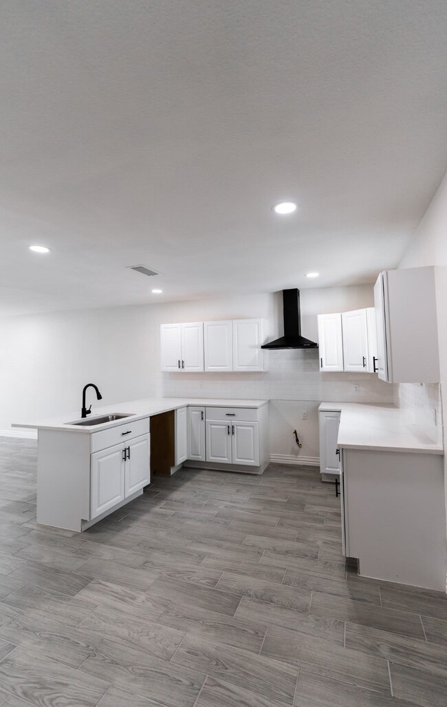 423 Frisco St, Houston, TX 77022 - photo 7