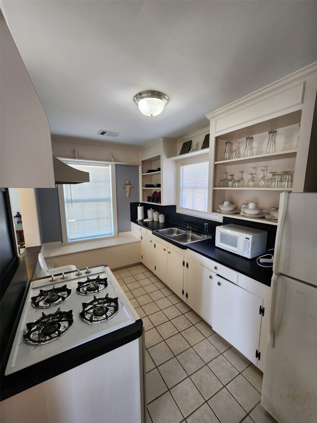 1312 Reid St, Houston, TX 77022 - photo 7