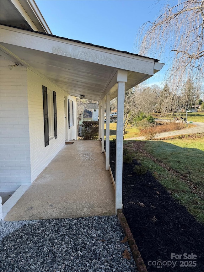 401 Bradshaw Ave, Hendersonville, NC 28792 - photo 4